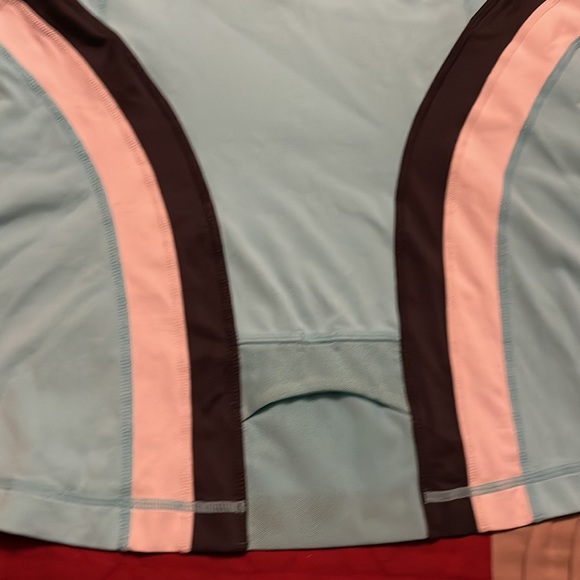 Lululemon top with bra. LN condition - Picture 5 of 9